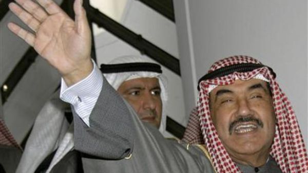 رئيس الوزراء الكويتي الشيخ ناصر المحمد الصباح يلوح قبل دخوله مقر البرلمان