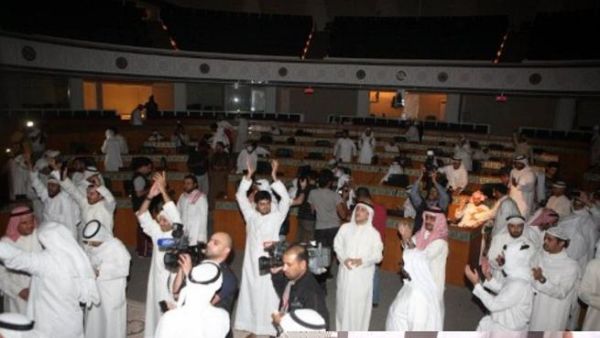 المتظاهرون لحظة إقتحامهم مبنى مجلس الأمة الكويتي