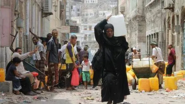 التحالف العربي يلقي مساعدات على منطقة تعز المحاصرة
