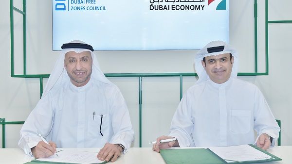 وقع المذكرة سامي القمزي، مدير عام دائرة التنمية الاقتصادية بدبي؛ والدكتور محمد الزرعوني، أمين عام مجلس المناطق الحرة في إمارة دبي. وقع المذكرة سامي القمزي، مدير عام دائرة التنمية الاقتصادية بدبي؛ والدكتور محمد الزرعوني، أمين عام مجلس المناطق الحرة في إمارة دبي.