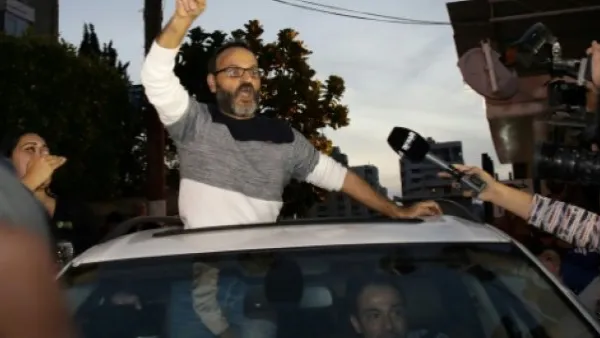  Lebanese actor Ziad Itani speaks to the press as he arrives to his house in Beirut following his release on March 13, 2018 (AFP/File Photo)