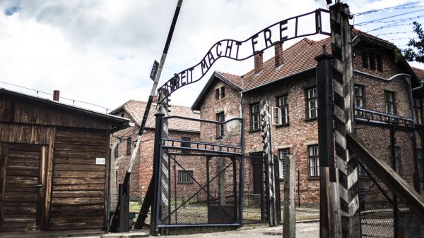 Holocaust Memorial Museum. The main gate of the concentration camp Auschwitz with the inscription work makes you free (Shutterstock)