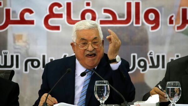 فتح توصي عباس بعدم الاجتماع مع فصائل لا تعترف بمنظمة التحرير