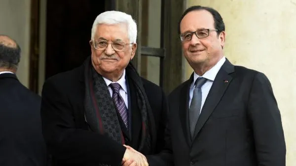Mahmoud Abbas welcomed by French President Francois Hollande in Paris. (AFP/Dominique Faget)