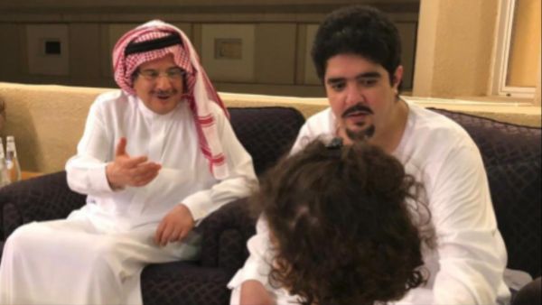 في فيديو يظهر عبد العزيز بن فهد إلى جانب طفلتيه لطيفة والجوهرة، وهو يقوم بمداعبتهما