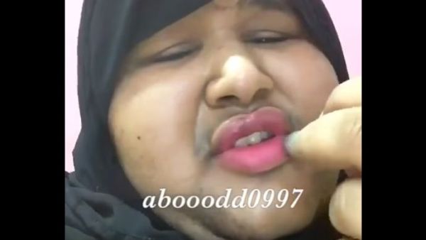 ظهر عبر مقاطع فيديو بشكل غير لائق وتصرفات مسيئة للذوق العام