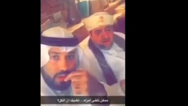 أثار المسن السعودي غضب ناشطين على مواقع التواصل لاعتبار فعله "إهانة للمرأة" - يوتيوب