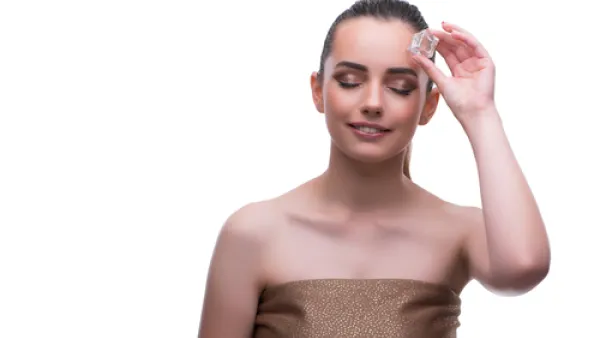 الثلج يقلّل من ظهور الحبوب على البشرة

