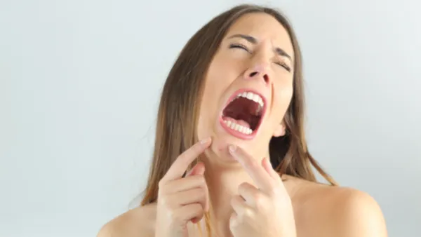 من أسباب ظهور الحبوب البيضاء تراكم الزّيوت على الوجه
