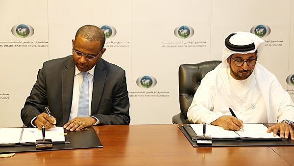 وقع الاتفاقية كل من محمد سيف السويدي، مدير عام صندوق أبوظبي للتنمية، و بابو سي سي وزير الاقتصاد والمالية في حكومة مالي.