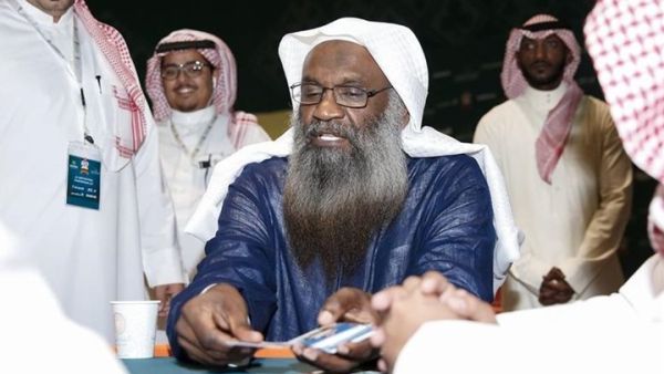 رد ناشطون بتغريدات عاصفة على الكلباني، قائلين إنه "بات مجرد مطبل لابن سلمان" 