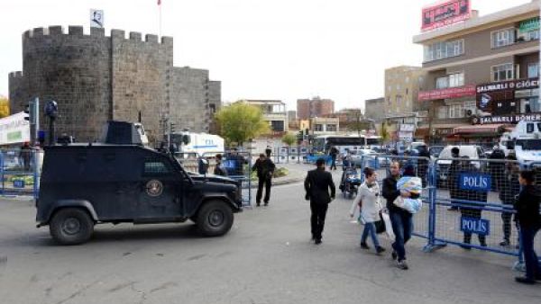 الشرطة التركية تتخذ إجراءات أمنية مشددة أثناء عملية في بلدة سور في محافظة دياربكر في جنوب شرق تركية الذي تشكنه أغلبية كردية يوم الأربعاء
