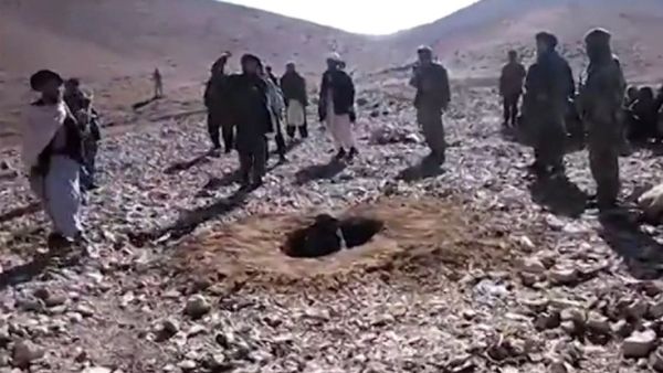 صورة ماخوذة من مقطع الفيديو الذي يظهر رجم الشابة