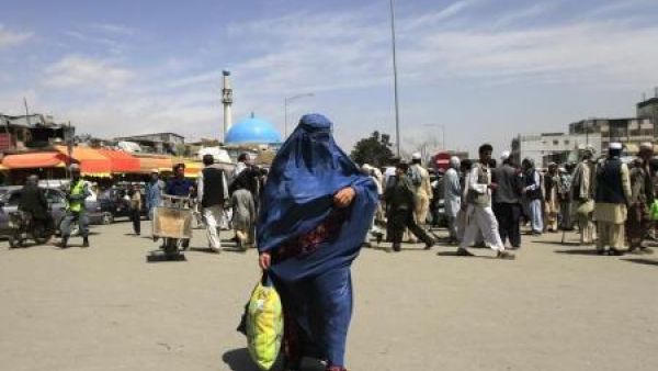 امراة افغانية تسير في احد شوارع كابول