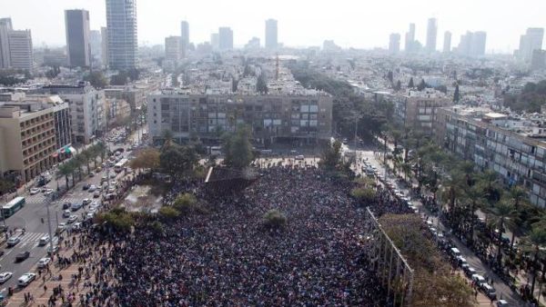 السيسي يستعين بالجيش للسيطرة على الأوضاع