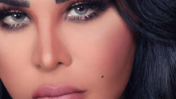 أحلام الشامسي تبرز رشاقتها بالجمبسوت النيلي والفضي من المصمم زهير مراد‎