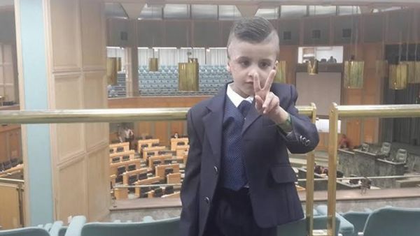 التفط النواب صورا مع الطفل الفلسطيني أحمد الدوابشة

