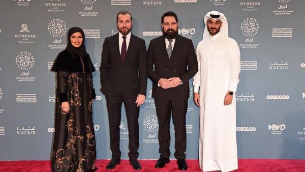 
واستقبلت السجادة الحمراء قبيل حفل الافتتاح عدداً كبيراً من الضيوف والفنانين