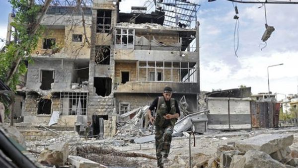 مقاتل من المعارضة السورية وسط الدمار في حلب مقاتل من المعارضة السورية وسط الدمار في حلب