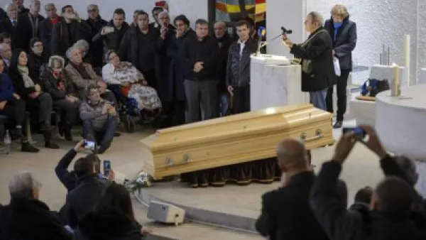 وصول جثمان المعارض حسين آيت احمد إلى الجزائر