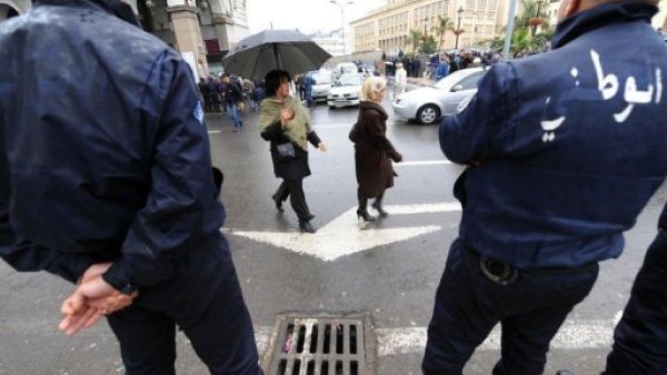 عنصران من الامن الجزائري