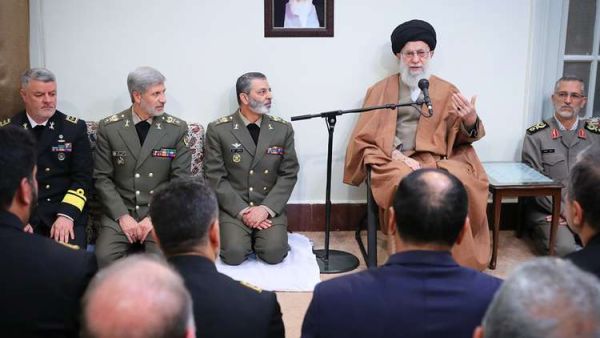 خامنئي يوعز للبحرية الإيرانية بالتواجد في المحيطات
