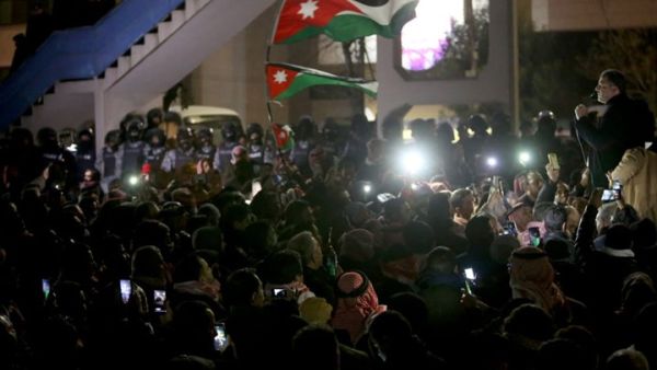 رددوا هتافات تنتقد غلاء أسعار المحروقات