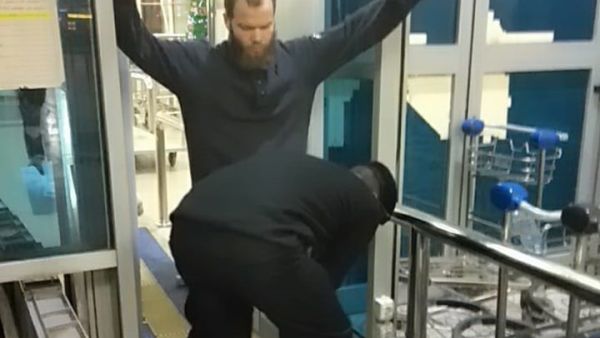 الشاب يدرس في الجامعة الإسلامية بالسعودية