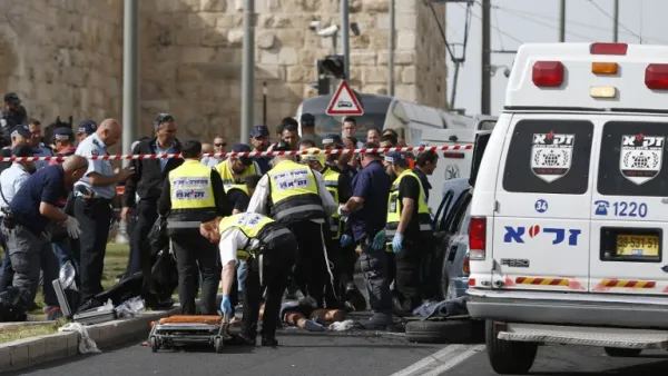 Israeli emergency personnel and security forces gather at the scene of an attack outside Jerusalem's Old City's New Gate on March 9, 2016. (AFP/Ahmad Gharabli)