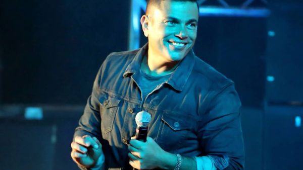 عمرو دياب يرد على قرار منع المحجبات من حضور حفله