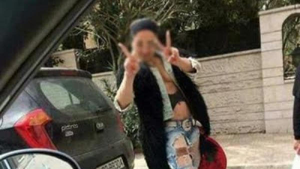 رجل بحملات صدر نسائية يجوب عمان