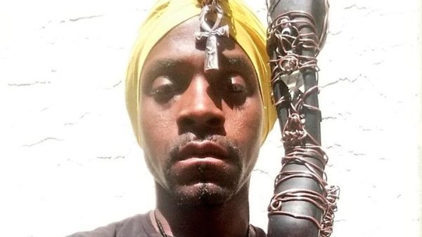 كوري علي محمد يضع على رأسه في صوره شعار آلهة فرعونية 