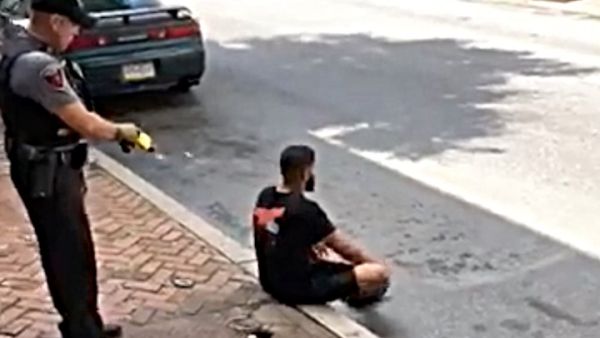 صور الفيديو أحد المارة في لانكستر بولاية بنسلفانيا ونشره على فيسبوك 