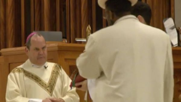 لحظة اقتراب الرجل من الأسقف
