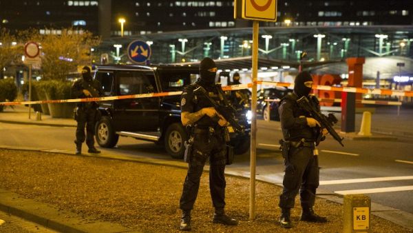 Dutch policemen stand guard by a cordoned off area outside Amsterdam's Schiphol Airport late on April 12, 2016, after it was partially evacuated following a security alert, and a person was one arrested, according to official sources. (AFP/Michel van Bergen)