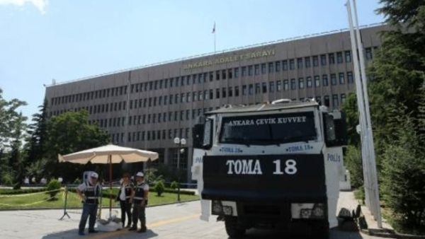 انتشار للشرطة التركية امام قصر العدل في انقرة

