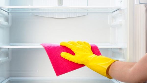 بعد تنظيف الثلاجة عليك متابعة الأمر بإزالة الرائحة تمامًا بعد تنظيف الثلاجة عليك متابعة الأمر بإزالة الرائحة تمامًا