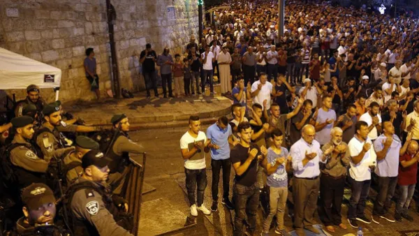 الاحتلال يفكك الممرات الحديدية بباب الأسباط في الأقصى
