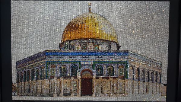 القاضي إستخدم أكثر من 45 ألف حجر كريستال/سوارفسكي