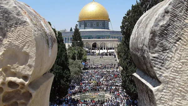 آلاف الفلسطينيين يتوافدون على الأقصى في الجمعة الثالثة من رمضان 