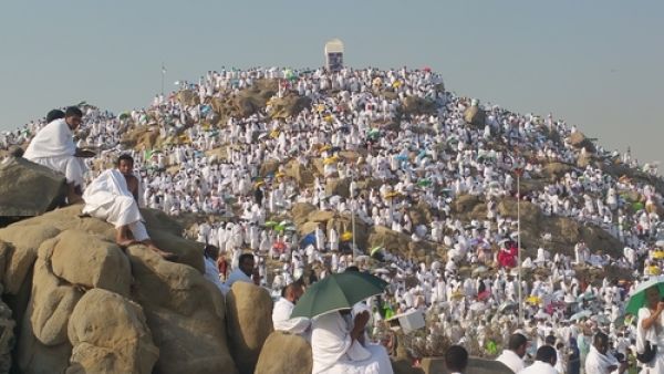 "يوم عرفة" هو اليوم الذي يكثر فيه المسلمون بالدعاء والأذكار "يوم عرفة" هو اليوم الذي يكثر فيه المسلمون بالدعاء والأذكار