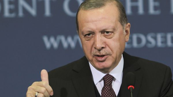 الجدير بالذكر أن أعمال بناء المسجد بدأت مطلع العام الماضي، وحينها احتجت المعارضة على بنائه 