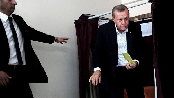 الأتراك يتوجهون إلى صناديق الإقتراع في اختبار كبير لاردوغان
