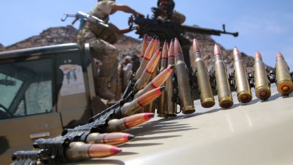 Armed Yemeni tribesmen from the Popular Resistance Committees hold a position in the area of Sirwah west of Marib city, on October 28, 2015. (AFP/Abdullah al-Qadry)