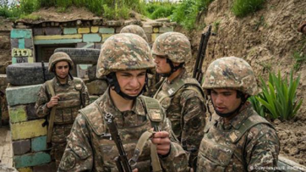 تجري الاشتباكات بالمدفعية والدبابات وطائرات الهليكوبتر على طول خط التماس