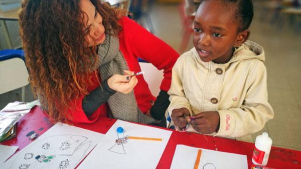 Kaynouna Art Therapy Centre founder Shireen Yaish (left) sits with a beneficiary during an art therapy session. Yaish established the centre in 2012 as one of the first in the Arab region to use art therapy to treat mental health issues (Photo courtesy of Kaynouna Art Therapy Centre )