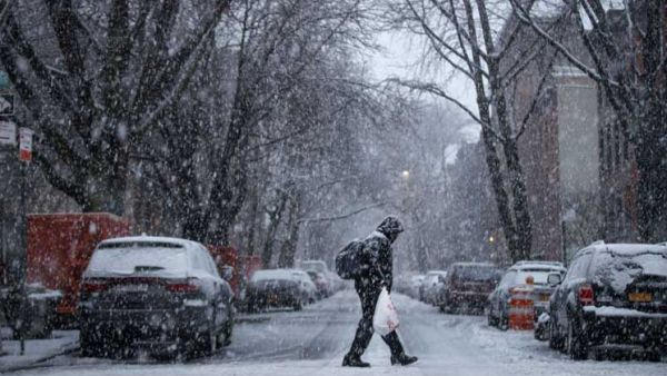 عاصفة ثلجية تؤثر سلبًا على الحياة شرقي الولايات المتحدة الأمريكية

