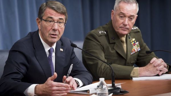 US Secretary of Defense Ashton Carter and Chairman of the Joint Chiefs of Staff Joseph Dunford hold a press briefing at the Pentagon in Washington, DC, March 25, 2016. (AFP/Saul Loeb)