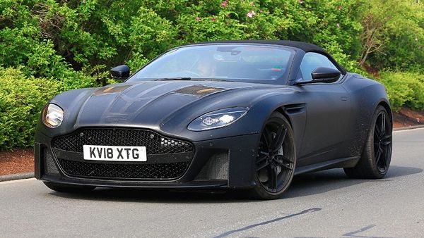 نجح نايت في تجسيد روعة وتفرّد سيارة DBS Superleggera على أرض الواقع بفضل قدرته الباهرة على توظيف الصور الفوتوغرافية وتقنية ’الصور المُنتجة بواسطة الحاسوب‘ (CGI)؛ في حين تولت PRETTYBIRD إنتاج جلسة التصوير.