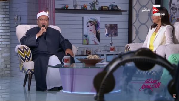 Sheikh Ihab Younis appearing singing Umm Kulthum's 'Lessa Faaker' on Egyptian talk show 'Sit al-Husn'.